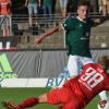 Der Dosenöffner: Tim Danhof (grün) traf zum 1:0 für den FC 05 Schweinfurt, bereitete das 2:0 vor - scheitert in dieser Szene aber an Burghausens Torhüter Ludwig Zech.