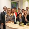 (is)   „Für die Großgemeinde ist die neue Gemeinschaftspraxis ein Segen“, stellte Bürgermeister Stefan Rottmann bei der Eröffnung der neuen Hausarztpraxis von Dr. Ingo Reeh und Jolanta Wycisk im ehemaligen Gasthaus Lutz fest. Zentral gelegen und am öffentlichen Nahverkehr angebunden, bietet sie die ärztliche Grundversorgung für die Bürger von Schonungen. Nichts erinnert mehr an das frühere Gasthaus. Hell, modern und freundlich sind die Räume gestaltet. Auch Ludwig und Karin Zimmer sind zur Eröffnung gekommen. Sie hatten die Praxis vor etwa einem Jahr in die Hände von Reeh und Wycisk übergeben. Unter den Gästen waren auch Ärztekollegen sowie Physiotherapeuten. Reeh erinnerte an die Anfänge in Schonungen. Bewusst habe er sich mit seiner Kollegin für Schonungen entschieden: „Die Großgemeinde hat viel zu bieten und hat uns sofort überzeugt. Wir sind sehr gut aufgenommen worden und auch die Zusammenarbeit unter den Hausärzten ist vorbildlich.“ Sein Dank galt dem Bürgermeister und der Gemeinde, die alles unternommen hätten, um den Start der Gemeinschaftspraxis zu ermöglichen und perfekte Rahmenbedingungen geschaffen hätten. Zum Praxisstart brachte Bürgermeister Rottmann eine Gemeindeuhr mit: „Ich wünsche Ihnen, dass Sie weiterhin mit der Zeit gehen und immer glückliche und zufriedene Patienten haben.“ Unser Foto zeigt (von links) zweiten Bürgermeister Jürgen Geist, Ingo Reeh, Jolanta Wycisk (Mitte) und Bürgermeister Stefan Rottmann mit dem Praxisteam.