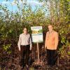 An der Grenze zu Weikersheim, wächst der erste Energiewald im Landkreis Würzburg. Hermann Öchsner, Bürgermeister von Tauberrettersheim und der Geschäftsführer von „Wald 21“ Wolfram Kudlich zeigen stolz die vielen Vorteile auf.