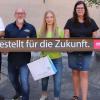 Gratulation mit Stahlträger: Stolz auf die neue Metallbau-Meisterin Sophie Schultheiß (Mitte) zeigten sich (von links) Thomas Planer (Handwerkskammer), Dietmar Reulbach, Manuela Reulbach und Landrat Thomas Habermann.
