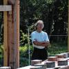 Sieht sich zu unrecht angeprangert: Klaus Fütterer an dem auf der Weikertswiese in Bau befindlichen Pferdeunterstand, den die Polizei in einem Pressebericht als illegales Bauwerk bezeichnet hatte. Fütterer jedoch kann eine behördliche Genehmigung vorweisen.