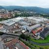 Auf und Ab im Werk I der Bosch Rexroth AG: Während in der im Vordergrund zu sehenden Gießerei rund 140 Arbeitsplätze auf der Kippe stehen, entstehen im weiter hinten angesiedelten Zylinderbau 40 neue Stellen. Grund ist, dass Rexroth eine Produktionslinie von einem mittlerweile externen Unternehmen aus Frankreich an den Stammsitz verlagert.