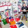 Ralf Burkhart steht in seinem Trikot-Zimmer in seinem Haus in Nürtingen und hält dabei einen Fußball aus der VfB Stuttgart Meisterschaftssaison 1984 in seinen Händen.
