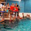 Abschlussveranstaltung der bayernweiten Aktion „Schwimmen für alle“ in Rottendorf: (von links) Bürgermeister Roland Schmitt, stellvertretende Landrätin Karen Heußner, Landtagspräsidentin Barbara Stamm, Hiltrud Seggewiß vom Aufsichtsrat der Imbisskette Nordsee und der stellvertretende Landesvorsitzende der Wasserwacht Bayern Oliver Mignon mit Teilnehmern des Schwimmkurses. Foto: Christian Ammon
