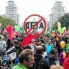 Hunderttausende Menschen gingen am Wochenende gegen Freihandelsabkommen wie Ceta in deutschen Großstädten – wie hier in Berlin – auf die Straße.
