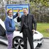 Da freut sich der Pfarrer: Radiomoderator Wolfgang Leikermoser (links) überreichte den Schlüssel für den nagelneuen BMW i8 an den ehemaligen Friesenhäuser Pfarrer Wolfgang Oertel.