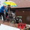 Die Grenzen von „Holder-Traktoren“ wurde auf diesem Wagen bei der Kirchweih in Koppenwind aufgezeigt.