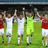 Die helle Freude: Die Kickers-Akteure (von links) Tobias Schröck, Patrick Weihrauch, Daniel Nagy, Rico Benatelli, Robert Wulnikowski, Richard Weil und David Pisot bejubeln mit dem mitgereisten Anhang den 2:1-Sieg in Heidenheim.