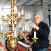 Auch hier sorgsam bei der Arbeit: Mesner Helmut Schmitt. Auf besonderen Wunsch wird der Leuchter entzündet. Fünf bis zehn Minuten braucht es schon, bis alle Kerzen brennen.