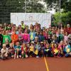 (ts)   Viele Ehrenamtliche trugen zum Gelingen des fünftägigen Sport- und Spielfestes an der Georg-Wichtermann-Sporthalle bei. Das Sportfest, das im Rahmen des städtischen Ferienprogramms zum dritten Mal vom ISB (Idealverein für Sportkommunikation und Bildung) organisiert wurde, war für die Mädchen und Buben ein großer Spaß, jeden Tag kamen 80 Kinder aufs Sportgelände.  Die Kosten für die Busse, Getränke, Ausstellung der Sportabzeichen, Personalkosten für die Betreuer des ISB wurden von der Stadt Schweinfurt übernommen. Unter Anleitung von Hans Friedrich (TV Jahn), Kurt Vogel (BLSV) und Kevin Kess (TV Jahn) legten 47 Kinder das Sportabzeichen ab, so viele wie noch nie. Neben dem Erwerb des Sportabzeichens standen hauptsächlich Spiele und Leichtathletikwettbewerbe im Mittelpunkt. Im Bild (von rechts) René Gutermann (Stadt Schweinfurt, Leiter des Amts für Sport und Schulen), Nina Hofmann (Auszubildende im Amt für Sport und Schulen), Sebastian Bauer (Vorsitzender des Idealvereins), Kurt Vogel (Vorsitzender des BLSV, Kreis Schweinfurt)und Christina Rumpel (Stadt Schweinfurt, Sachgebietsleiterin Sport) mit den kleinen Sportlern.