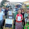 Das Gruppenfoto der glücklichen Gewinner bei der Verlosung: (von links) Robert Grüll aus Serrfeld (Palettensofa), Georg Lindner (Bulldogfreunde) und Fendt-Gewinner Patrick Schneider (Brünn bei Ebern), Margarita Schmidt aus Humprechtshausen (Reisegutschein), dahinter Ewald Niklaus (Bulldogfreunde) und Gemeinderätin Christiane Marquardt mit Bürgermeister Bernd Fischer (Riedbach) und Glücksfee Madlen Ott. Das Gruppenfoto der glücklichen Gewinner bei der Verlosung: (von links) Robert Grüll aus Serrfeld (Palettensofa), Georg Lindner (Bulldogfreunde) und Fendt-Gewinner Patrick Schneider (Brünn bei Ebern), Margarita Schmidt aus Humprechtshausen (Reisegutschein), dahinter Ewald Niklaus (Bulldogfreunde) und Gemeinderätin Christiane Marquardt mit Bürgermeister Bernd Fischer (Riedbach) und Glücksfee Madlen Ott.