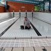 Betriebsleiter Mathias Heß wird in der Zeit der Sanierung im Familienbad Sennfeld auch selbst Hand an anlegen. Fürs Foto hat er sich mit Kelle und Mörteleimer ins leere Schwimmbecken gekniet.