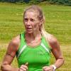 Im Rahmen des Fränkische Schweiz Marathons in Ebermannstadt wurde sowohl die bayerische als auch die unterfränkische Meisterschaft ausgetragen. Einen richtig genialen Wettkampf machte Tanja Dietrich (im Bild) vom TSV Hollstadt. Lange war sie auf einen 3:20 Stunden-Kurs, ehe die Rhön-Grabfelderin eine bessere zweite Hälfte ablegte und hinter Kristina Sendel (Team Icehouse/Bayreuth) bayerische Vizemeisterin wurde. Der Abstand zwischen beiden Läuferinnen war zwar groß, doch der Altersunterschied ebenso, nämlich 16 Jahre. Nach 3:06:17 Stunden blieb die Uhr für Kristina Sendel stehen, zwölf Minuten und eine Sekunde später kam Tanja Dietrich ins Ziel. Dietrich gewann die mit zwei Läuferinnen besetzte W40.