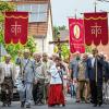 Zahlreiche Bürger zogen am Sonntagvormittag anlässlich des Rochusfestes durch den Altort. Die Prozession endete in der Kirche, wo die Gläubigen das Hochfest ihres Ortspatrons St. Rochus feierten.
