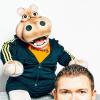 Der Bauchredner und Comedian Sebastian Reich und seine Nilpferd-Dame Amanda packen am Samstag, 17. September, um 20 Uhr in der Wertheimer Aula „Alte Steige“ aus. Tausende Kilometer auf der Autobahn, Kurioses in Hotels und Abstellkammern, zahlreiche Flirts mit C- und F-Promis, unzählige Erlebnisse hinter den Kulissen: Amanda hat die letzten Jahre viel erlebt.   Während andere eine Biografie schreiben, geht sie lieber gleich auf die Bühne – und packt aus! Was ihr Bühnenpartner dabei denkt, ist ihr mittlerweile ziemlich egal. Dauersingle Amanda strotzt vor neuem Selbstbewusstsein, auch wenn sie eine Frage täglich beschäftigt: Wo bleibt der Mann fürs Leben? Woher sie die neue Power, die Coolness und vor allen Dingen ihre geheimen und brisanten Informationen nimmt, bleibt ihr spezifisches Geheimnis. Doch Sebastian Reich wird Mittel und Wege finden, Licht ins Dunkel zu bringen. Von A wie Abhörtechnik bis Z wie Zielgewicht – es gibt nichts, über das Amanda nichts zu berichten wüsste.   Karten für die Vorstellung gibt es bei Hair & Mehr, Heinrich-Geißler-Str. 13, Tel. (0 93 42) 91 51 04; Buchhandlung Buchheim, Eichelgasse 11, Tel. (0 93 42) 13 20 und im Internet unter der Adresse: tickets@convenartis.de