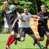 Stefan Leutbecher (Mitte, FC Ober-/Mittelstreu) nimmt es gleich mit zwei Aubstädtern auf: Kevin Köhler (links) und Alexander Röttinger (rechts).
