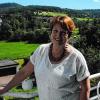 Brigitte Meyerdierks auf ihrem Balkon im Staatsbad mit dem Dreistelz im Hintergrund.