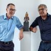 Ein Mitarbeitergeschenk, die ironische Skulptur „Europa“ des Südtiroler Künstlers Matthias Verginer, ziert das Büro des Geschäftsführers Andreas Baur (links). Gemeinsam mit seinem Kompagnon Peter Kuhn gibt Baur Auskunft über die 55jährige Tätigkeit des Haßfurter Unternehmens „Baurconsult“.