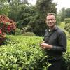 Ist das irgendwo in Asien? Weit gefehlt: Es ist die erste Teeplantage Englands, gelegen in der aus den „Rosamunde-Pilcher“-Filmen bekannten Grafschaft Cornwall. Chef-Gärtner Neil Bennett ist darauf sichtlich stolz.