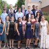 20 Schüler der Mittelschule Zellingen bekamen ihre Entlasszeugnisse. Das Bild zeigt sie mit Rektorin Katja Leipold und Klassenleiter Manfred Rüger, der zusammen mit seiner "letzten Klasse" die Schule verlässt.