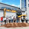 (eug)   Gut 2 Millionen Euro investiert die Gemeinde Gerbrunn in einen neuen Bauhof. Bereits in den 90er Jahren wurde die Verlagerung an die Sieboldstraße erstmalig diskutiert. Dies geschah in Zusammenhang mit dem Neubauplanungen für das Feuerwehrgerätehaus, welches 2003 dann tatsächlich am Westrand der Gemeinde errichtet wurde. Da zwischenzeitlich mit Sanierungen am Leitungsnetz, mit Straßenbaumaßnahmen oder dem Kindergartenneubau andere Prioritäten gesetzt werden mussten, rückte der Bauhof in den Hintergrund. Die damaligen Planungen wurden vom Büro Stirnweiß aus Gerbrunn wieder aufgegriffen und überarbeitet und sollen nun bis April 2017 zum Abschluss gebracht werden, informierte der verantwortliche Planer Georg Stirnweiß. „Wir bündeln an der Sieboldstraße nun alle Fahrzeuge, Geräte und unseren im Ort verteilten Lagerbestand“, so Bürgermeister Stefan Wolfshörndl. Dadurch werden Synergieeffekte erreicht und auch die bei weitem nicht mehr zeitgemäßen Werkstätten und Sozialräume für die Mitarbeiter erneuert. Die Flächen im Altort sollen dann im Rahmen der Projekte der Städtebauförderung neuen Nutzungen zugeführt werden. Auch deshalb sei die Verlagerung an den Ortsrand für die Gemeinde so wichtig. Neben den beteiligten Baufirmen Bindrum aus Hammelburg, Riegel aus Gerbrunn, verschiedenen Planungsbüros, Gemeinderäten und Nachbarn nahm auch Altbürgermeister Hans Lorke am Spatenstich teil. Während seiner Amtszeit wurden die notwendigen Grundstückskäufe durchgeführt um die Feuerwehr und jetzt den Gemeindebauhof an der Sieboldstraße zu bauen.