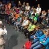 (nö) Im Rahmen des Bad Neustädter Ferienprogrammes lud der Kinderschutzbund 28 Kinder in die Kinderakademie nach Fulda ein. Im ältesten eigenständigen Kindermuseum Deutschlands konnten die Teilnehmer in der interaktiven Ausstellung Objekte aus Kunst, Kultur, Naturwissenschaft und Technik gemeinsam entdecken. Anschließend nahm sie ein medizinisch geschulter Pädagoge mit auf eine Entdeckungstour durch das „Begehbare Herz“. Anatomie und Funktion des Herzens wurden erklärt. Mit Stethoskopen hörten die Kinder ihren eigenen Herzschlag. Da auch nach dem Mittagessen weder Wissensdurst noch Erfahrungshunger ausreichend gestillt waren, ging es weiter zur Sonderausstellung „Insekten: Kleine Tiere ganz groß“. Die 100-fach vergrößerten Insektenmodelle brachten fürs Auge sonst nicht sichtbare Details ans Licht. Die Betreuerinnen Angelika Griewing, Heike Metz, Ute Palm und Gerda Rauch waren sich einig: „Ein mehr als gelungenes Ferienfieberangebot“. Was sich nicht zuletzt auch am regen Interesse der Kinder zeigte.