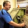 Firmenchef Gerd Hölzer an einer Drehmaschine. Firmenchef Gerd Hölzer an einer Drehmaschine.