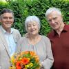 Marianne und Wolfgang Meisel aus Volkach feierten ihr 50-jähriges Ehejubiläum. Zur Goldenen Hochzeit gratulierten ihre Kinder Roland, Marion und Heike mit Familien samt fünf Enkeln. Bürgermeister Peter Kornell (links) überreichte dem Jubelpaar Blumen. Die Jubilare kennen sich bereits aus der Jugendzeit. Sie waren in einer Clique. „Gefunkt“ hat es 1965 auf dem Volkacher Weinfest. Am 19. August 1966 wurde geheiratet. Marianne Meisel ist am 17. Juni 1943 in Nürnberg geboren. Sie hatte drei Geschwister. Als ihr Vater nicht mehr aus dem Krieg heimkehrte, zog sie 1945 mit der Mutter nach Volkach. Nach dem Abschluss der Schule arbeitete sie vier Jahre in der Fabrik bei der Firma Oson. Bis zur Geburt ihrer Kinder war sie ein Jahr mit auf dem Schiff ihres Mannes, eines Binnenschiffers. Danach kümmerte sie sich um Familie und Haushalt. 1976 errichtete die Familie in der Rosenstraße in Volkach ein Mehrfamilienhaus. Fit hält sich die Jubilarin mit Arbeiten im Garten und Haushalt. Ihr Mann ist ein leidenschaftlicher Briefmarkensammler. Viele Jahre war er als Funktionär beim Briefmarkenverein Gerolzhofen. Geboren ist Wolfgang Meisel am 6. Juni 1945 in Volkach. Er absolvierte eine Lehre als Binnenschiffer und schloss diese mit der Bootsmannsprüfung ab. Viele Jahre war er auf Deutschlands Flüssen unterwegs. Später arbeitete er als Baumaschinenführer. Beim Ausbau des Rhein-Main-Donau-Kanals war er Baggerführer. Zuletzt arbeitete er auf der Mülldeponie in Frankfurt. Sein handwerkliches Geschick beweist er im Ruhestand auf dem Volkacher Campingplatz. FP/Foto: PETER PFANNES