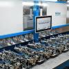Diese Maschine, die jetzt in Mexiko Kunststoffbauteile für die Elektroautos von Tesla zusammensetzt, stammt aus Junkersdorf.