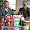 Matthias Zierhut (links), Leiter des Kompetenzzentrums Marktüberwachung, und Marco Trani vor einer Auswahl ihrer getesteten Produkte.