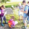 (gmv)   Das Gerbrunner Ferienprogramm hat begonnen. Los ging es laut Pressemitteilung mit einer Geocaching-Aktion. In einem Waldgebiet bei Kürnach begaben sich dabei die beiden Gruppenleiter Linda Williges und Alexander Nickel-Hopfengart mit den jungen Teilnehmern auf eine groß angelegte Schatzsuche. „Obwohl sich die Kinder und Jugendlichen an einigen Stationen ziemlich die Zähne ausgebissen haben, konnten wir den Schatz am Ende erfolgreich aus seinem Versteck am Waldrand bergen“, berichten sie. Die Geocaching-Schatzsuche war gleichzeitig Auftakt für weitere Sommerferienangebote wie einen Nähkurs, einen Ausflug in den Fun-Park, ein Schnuppertennistraining und einen Batik-Workshop.