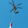 Mit 4400 PS war es für den Hubschrauber kein Problem, den tonnenschweren Zylinder auf die Spitze des Kreuzbergsenders zu bringen.