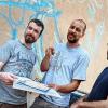 Die Graffiti-Künstler (von links) Andreas Pistner (Monkey), Christoph Ulherr (Kapuze) und Andreas Demko (31graffix) sind an der Wand der Mittelschule Zellerau zugange. Im Mittelpunkt ihres Kunstwerks soll eine hölzerne Jungenfigur a la Pinocchio stehen.