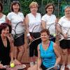 (sgs)   Die Tennis-Frauen 50 des SV Bergtheim – eine Spielgemeinschaft aus Bergtheim und Gänheim – hatte am letzten Spieltag der Bezirksklasse 1 alles in eigener Hand. Der Spitzenreiter aus Bad Königshofen war mit einem Punkt mehr auf dem Konto beim SVB zu Gast. Nach den Einzeln stand es 4:4. Weil Bergtheim anschließend alle Doppel gewann, standen ein 10:4-Sieg, die Meisterschaft und der Aufstieg in die Bezirksliga fest. Am Erfolg waren beteiligt: (hinten von links) Sigrid Hümmer, Doris Mohr, Anne Moritz, Birgit Sauer, Gerti Lutz; (vorne von links) Doris Schmitt und Ulli Wecklein.