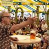 Schnellfeuergewehr im Flamingo-Hemd: Kabarettist Urban Priol führte sein gut gelauntes Publikum im vollen Bierzelt der Spessartfestwoche durch Umbruchsituationen und pessimistische Weltsichten.