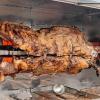 (stop)   Die Brünnstädter Feuerwehr bietet wieder einen Gaumenschmaus der besonderen Art. Ochs am Spieß, das nicht alltägliche Mittagessen, kommt am Sonntag 7. August auf die Teller. Von dem professionellen Ochsenbrater Hans Schmitt aus Erlangen wird das Rind gegrillt und zubereitet. Bereits um 3 Uhr beginnt sich der Ochs am Spieß zu drehen, damit  ab 11.30 Uhr das Mittagessen gereicht werden kann. Durch die schonende Zubereitung wird das Fleisch zart und saftig. Zum Ochsenbraten gibt es Salate und Brot aus dem Gemeindebackofen. Außerdem gibt es Steaks und Bratwürste. Es werden auch Brote verkauft. Der Ochs wurde gemästet vom Brünnstädter Landwirt Matthias Ruß. Zum Nachmittagskaffee gibt es hausgemachte Torten und Kuchen und als besonderes Schmankerl frische Krapfen vom Team um Martha und Carmen Hessenauer, Christine Herbert und Angelika Keß. Für die Kinder gibt es Kutschenfahrten rund um das Dorf. Ob Sonne oder Regen: zum Schutz stehen Zelte auf dem Sportgelände, und auch die Raiffeisenscheune steht zur Verfügung.