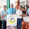 (ret)   Erlesene Zutaten aus der Region kommen ins Distelhäuser Festbier, das in sechs Wochen auf der Königshöfer Messe frisch in die Krüge gezapft wird. Thomas Maertens, Bürgermeister von Lauda-Königshofen, war beim Einbrauen dabei. So nennt man den Vorgang, wenn der Sud unter dem wachsamen Blick des Braumeisters angesetzt wird. Distelhäuser-Geschäftsführer Roland Andre verriet dem Stadtoberhaupt dabei, dass die sorgfältig ausgewählten Hopfensorten maßgeblich zum vollendeten Aroma beitragen, so eine städtische Pressemitteilung. Während in Distelhausen das Bier für die diesjährige Messe eingebraut wird, hält Marktmeister Marco Uhlich schon nach interessanten Schaustellern für das nächste Jahr Ausschau. Für ihn und seinen Kollegen aus dem Messeteam, Martin Pruszydlo, beginnt jetzt die heiße Phase: „Die Durchführung der Königshöfer Messe erfordert das perfekte Zusammenspiel ganz vieler Punkte. Schön, dass mit dem Einbrauen des Festbiers ein weiterer Grundstein für einen erfolgreichen Start gelegt wurde.“, sagt Pruszydlo. Auch die Biersommeliers Jürgen Charrois und Kurt Walz von der Distelhäuser Brauerei freuen sich schon auf das größte tauberfränkische Volksfest. In sechs Wochen ist es so weit: Dann kann sich jeder selbst vom Geschmack des Festbiers überzeugen. Von links: Gebietsverkaufsleiter Kurt Walz von der Distelhäuser Brauerei, Martin Pruszydlo, Leiter Kultur, Tourismus, Messen und Märkte bei der Stadtverwaltung, Distelhäuser-Vertriebsleiter Jürgen Charrois, Geschäftsführer Roland Andre und Bürgermeister Thomas Maertens beim Einbrauen des Festbiers.