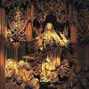 (plo)   Ein besonderes Ereignis wird demnächst in der Herrgottskirche in Creglingen erwartet. Dort befindet sich der weltberühmte Altar des Bildhauers Tilman Riemenschneider, in dessen Mittelpunkt die Himmelfahrt Marias aus dem Kreise der Jünger steht. Mit diesem Altar verbunden ist das „Creglinger Lichtwunder“, das im August ein paar Tage lang jeweils am späten Nachmittag zu beobachten ist: Das Licht der untergehenden Sonne scheint durch das Rosettenfenster der Herrgottskirche und beleuchtet das Antlitz der himmelfahrenden Maria. Interessierte, die dieses „Lichtwunder“ erleben möchten, sollten in der Zeit vom 15. und 31. August jeweils zwischen 16.45 und 18 Uhr die Herrgottskirche besuchen. Geöffnet ist das Gotteshaus täglich von 9.15 Uhr bis 18.30 Uhr.  Am Montag, 15. August, findet um 17 Uhr eine Andacht zu Maria Himmelfahrt in der Herr-gottskirche statt. Für die musikalische Gestaltung sorgt der Männerchor „pro vocale lyra Viersen“.