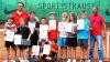 (ela)   Das Vereinsfest des Tennisclubs Mainstockheim war zugleich auch Austragung der Vereinsmeisterschaften für Kinder- und Jugendspieler. Wie es in einer Mitteilung des Tennisclubs heißt, wurden Pokale, Urkunden und Sachpreise an die Sieger und Zweitplatzierten übergeben. Gleichzeitig wurde auch ein Schleifchenturnier für Hobbyspieler und Nichtmitglieder ausgetragen. Jeder Teilnehmer wurde mit einem Bocksbeutel vom Vorsitzenden Günther Hollweck begrüßt. Im Bild von links die Sieger: Moritz Schneider, Lennox Schmidt, Christoph Appold, Tobias Bräunel, Robin Ilse, Tizian Rügamer, Bennet und Tomes Brustmann. Vorne knieend: Patrick Bräunel und Jaron Ahmadi, links im Bild Vorsitzender Günther Hollweck und rechts Trainer Jürgen Matern.