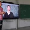 Bernd Kleinschnitz, Lehrer und Medienpädagoge an der Eichendorff-Schule in Gerbrunn, präsentiert das digitale Klassenzimmer. Im Hintergrund läuft ein Erklärvideo zur Entdeckung Amerikas.