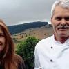 Manuela und David Roth mit der Urkunde für die Teilnahme am Wirte-Coaching.