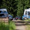 Polizeifahrzeuge stehen am 04.07.2016 am Waldrand an einer Verbindungsstraße zwischen Rodacherbrunn in Thüringen und Nordhalben in Bayern. Nach dem Fund einer Leiche in dem Waldstück prüfen die Ermittler Verbindungen zum Fall der vor mehr als 15 Jahren verschwundenen Peggy aus Oberfranken. Der Fundort der Leiche im Saale-Orla-Kreis liegt nur wenige Kilometer von Peggys Heimatort Lichtenberg (Landkreis Hof) entfernt. Foto: Daniel Karmann/dpa +++(c) dpa - Bildfunk+++ |