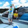 Junger Co-Pilot: Dominik Hausin nach seinem Rundflug, rechts neben ihm Flieger Thomas Fertig.
