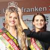 Die amtierende Miss Germany, Lena Bröder (rechts), setzt der frisch gewählten Miss Unterfranken, Vanessa Wegmann, die Krone auf.