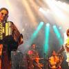 Ein feuerspeiendes Sousafon, schräge Outfits und ungewöhnliche Balkan-Brass-Töne: Die Band Attentat Fanfare begeisterte am Samstagabend das Publikum des 24. Umsonst & Draußen Festivals in Karlstadt. Ein weitere Höhepunkt des Abends waren die Hip-Hopper der Band Qunstwerk. Das Festival ging von Freitag bis Sonntag, ein ausführlicher Bericht folgt in der Dienstagsausgabe.   Viele Bilder und weitere Infos vom Festivalwochenende gibt es unter www.mainpost.de/uudkarlstadt