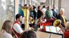 „Schweinfurt singt und klingt“: Die Musiker spielten wegen des Regens zeitweise unter den Arkaden.