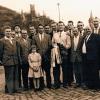 Glorreiche Zeiten für die Fußballer in Gemünden: Die Meistermannschaft 1958, aufgestiegen in die Amateurliga West, vor der Stadtkulisse (von links): Michael Welzenbach (Kind), Stefan Kaiser, Karl Welzenbach, Ferdl Schwarz, Franz Kaiser, Horst Herold, Adolf Breitenbach, Egon Seufert, Heinz Betz, Alfons Gräml, Roland Herold, Seppl Stawowski, Horst Pokorra, „Dietrichs Bäck“, Richard Franz und Hans Seubert.