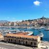 Ein Blick auf den alten Hafen von Marseille im Hintergrund das Wahrzeichen von Marseille, die Notre-Dame de la Garde. Ein Blick auf den alten Hafen von Marseille im Hintergrund das Wahrzeichen von Marseille, die Notre-Dame de la Garde.