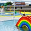 Mit etwas weniger Schwung im Kinderbecken gerutscht. Mit etwas weniger Schwung im Kinderbecken gerutscht.