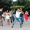 (ubü)   Wegen der unsicheren Wetterlage wurde die Latino Party am Stadtstrand von Mari Carella-Belz und Sascha Belz kurzfristig um einen Tag vorverlegt. Der aus Portugal stammende DJ Antonio sorgte mit Salsa, Bachata, Merengue und Reggaeton schon zu Beginn der Veranstaltung für ausgelassene  Stimmung und gute Laune unter den Besuchern. Erste Tanzlektionen für die Besucher gab die „Salsa Company“. Der karibische Rhythmus ging schnell ins Blut und regte so manchen Tanzfreudigen an, auf die Tanzfläche zu kommen – andere hingegen lauschten lieber den mitreißenden tollen Melodien aus Kuba und der Dominikanischen Republik. Bei den karibischen Klängen und den angenehmen Temperaturen kamen schnell Urlaubsgefühle auf. Natürlich gab es zu der Veranstaltung auch passende Cocktails wie Caipirinha  und Cuba Libre aus den karibischen Inselstaaten. Zu den Höhepunkten des Abends zählten die Auftritte der „Los Taifunes“ aus Würzburg (im Bild), die mit ihren tollen Tanzformationen sichtlich begeisterten. Wer Lust auf mehr hat: Am 12.August gibt es noch einmal eine Latino-Party bei der es auch wieder Tanzlektionen von der Salsa Company aus Würzburg gibt. Mittanzen ist ausdrücklich erlaubt und erwünscht. Für die passenden Rhythmen sorgt wieder DJ Antonio.